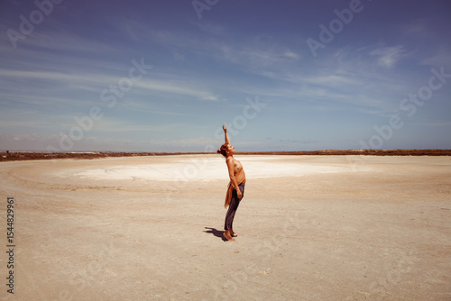 Sola en la salina
