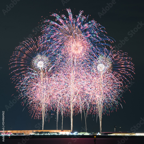 大阪・関西万博の会場近くで打ち上げられた花火