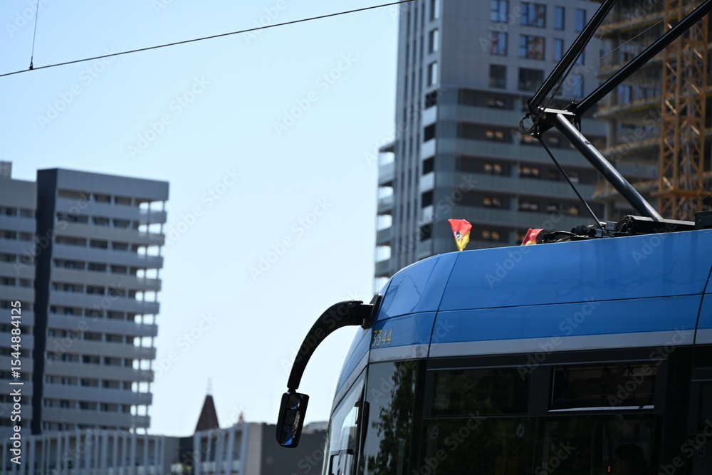 Obraz premium niebieski tramwaj na ulicach Wrocławia Polska