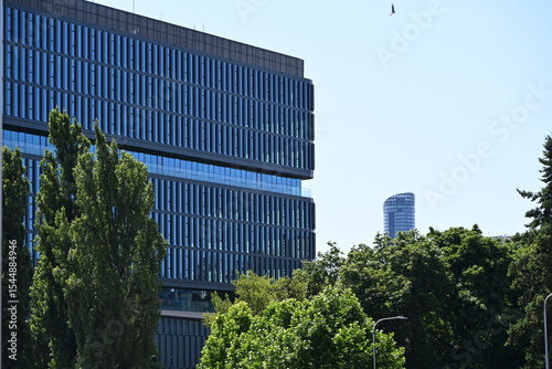 Budynek biurowy szło okna nowoczesny sky tower w tle Wrocław Polska