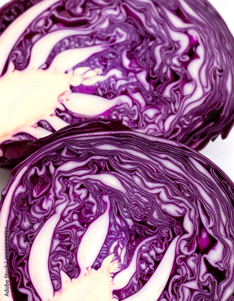 Obraz premium Sliced red cabbage showing concentric purple and white patterns