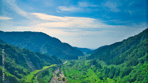 日本の富山県東部を流れる小川上流の朝日小川ダム周辺の風景