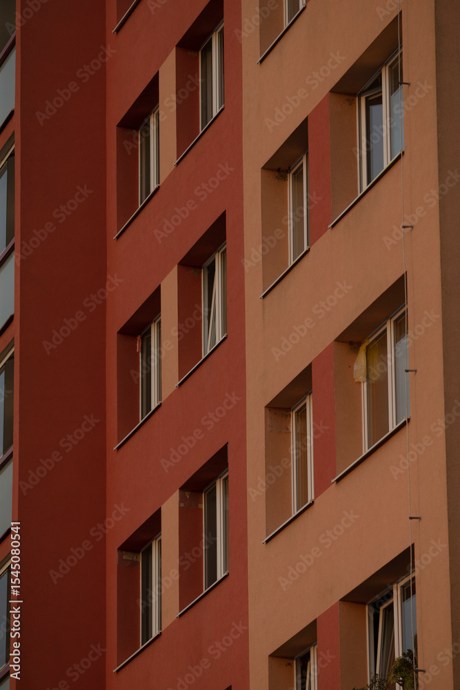 Fototapeta premium A particularly tall building featuring numerous windows adorning its facade, ideal for daytime lighting effects and vibrant views