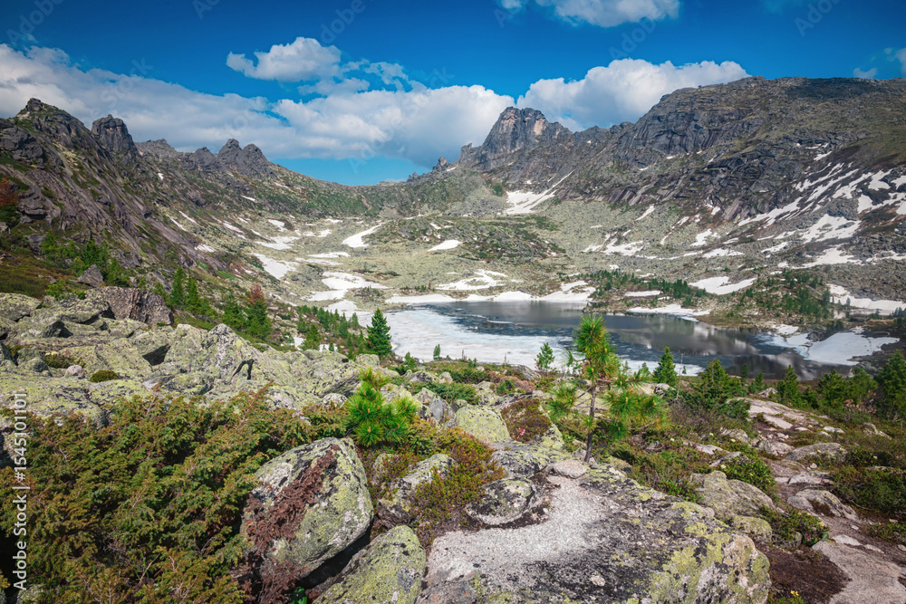 Obraz premium Karovoe lake in Ergaki