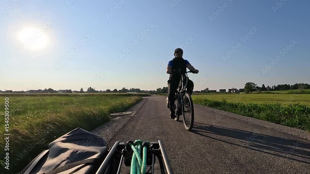 Elektrofahrrad-Tour durch weite grüne Landschaft