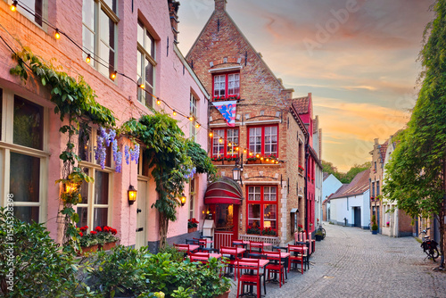 Foto Quaint restaurant in the beautiful historic old town of Bruges, Belgium at sunse