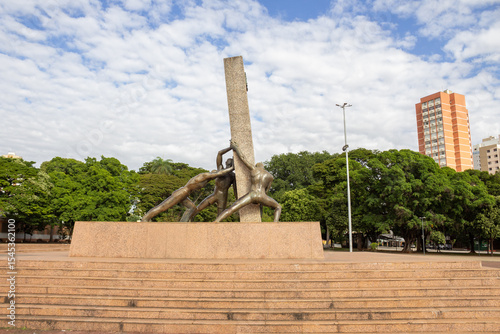 Detalhe da Praça Cívica em Goiânia com o Monumento às Três Raças em um dia nublado.