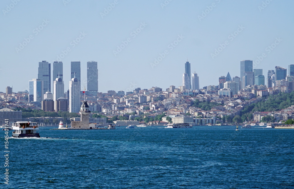 Naklejka premium waterfront view over istanbul on a sunny day