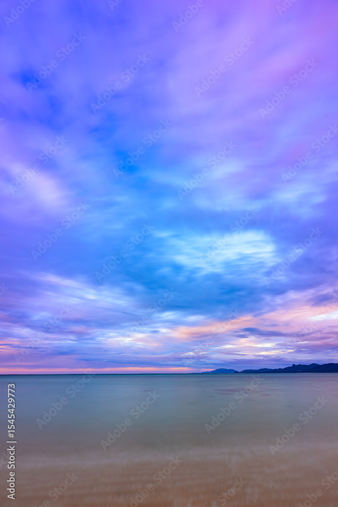 Obraz premium 石垣島ALOALOビーチの幻想的なグラデーション空 沖縄のサンセット