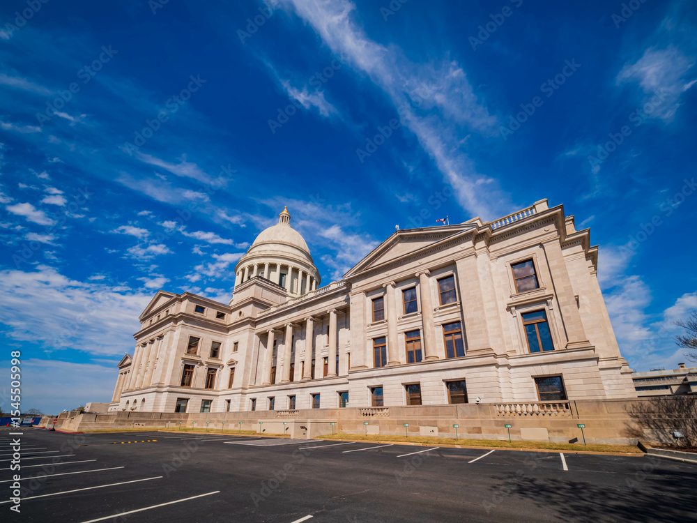 Obraz premium Sunny exterior view of the historical Arkansas State Capitol building