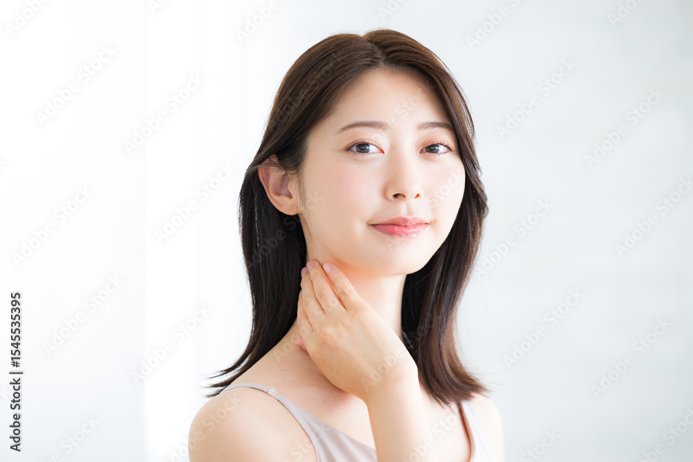 美しい若い女性の素肌感が美しい顎首に触れるポーズ 美容やビューティーイメージカメラ目線 美しい若い女性の素肌感が美しい顎首に触れるポーズ 美容やビューティーイメージカメラ目線