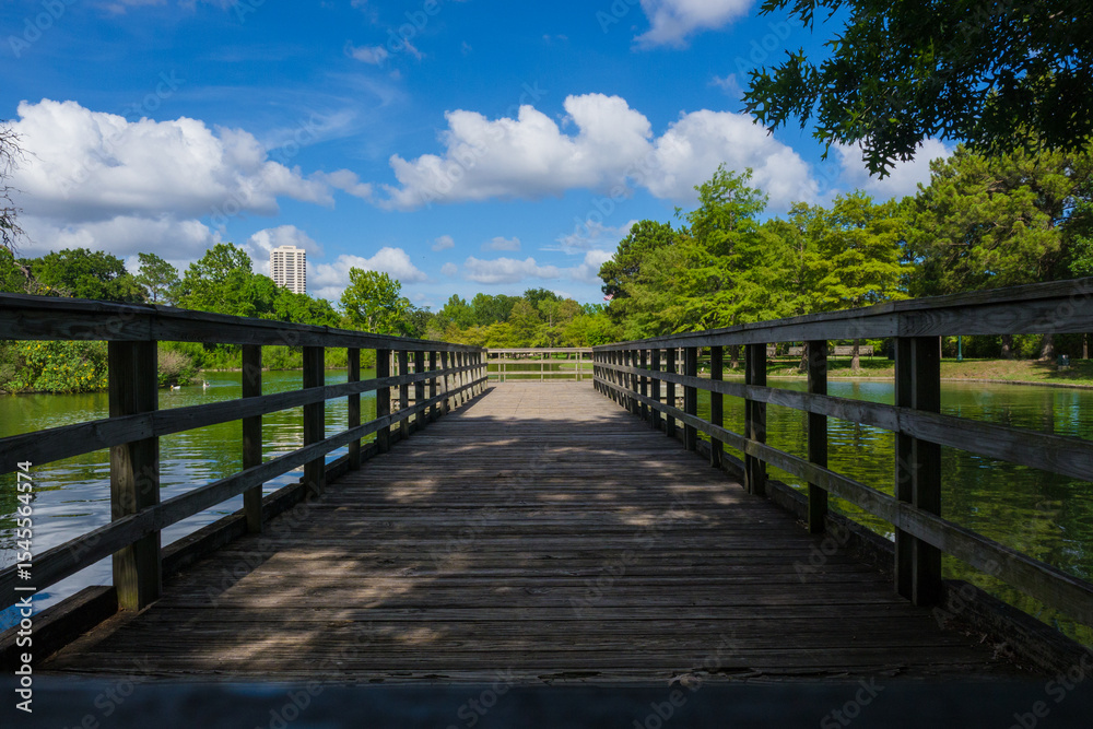 Fototapeta premium wooden bridge over the lake in Hermann Park
