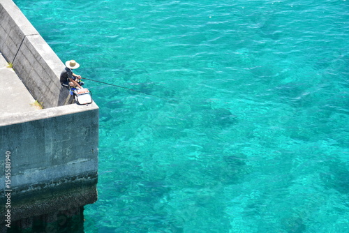 阿嘉島の堤防で釣りをしてる人
