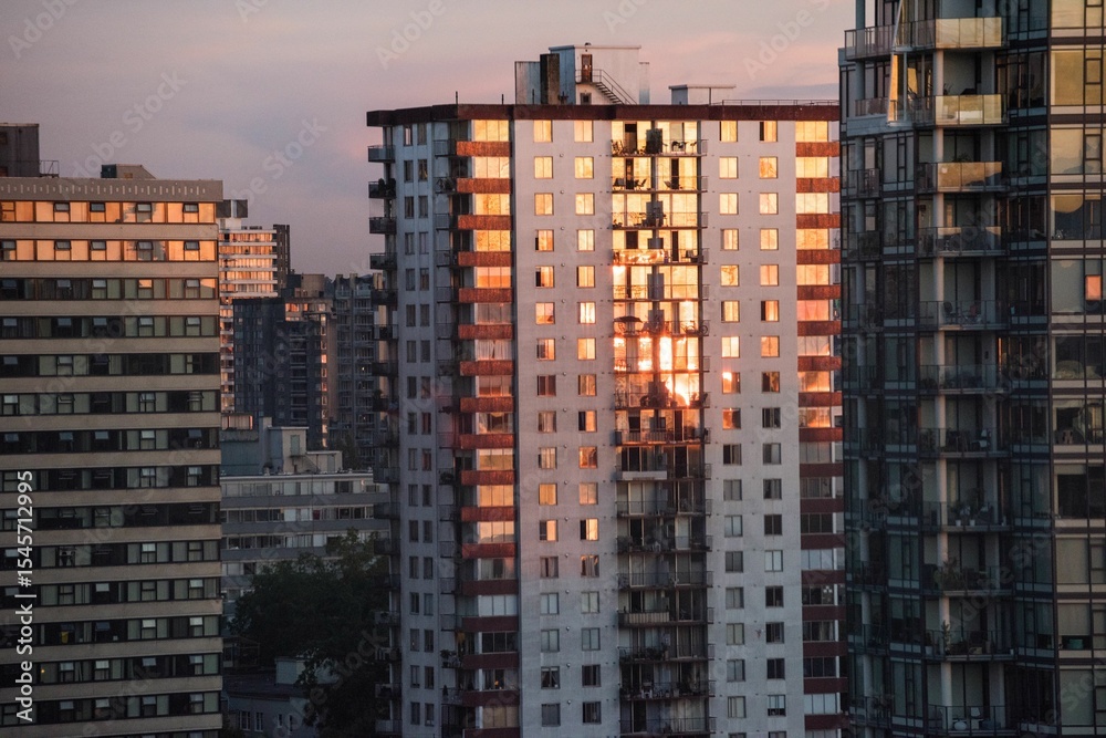 Fototapeta premium Sunlight falling on towers in city
