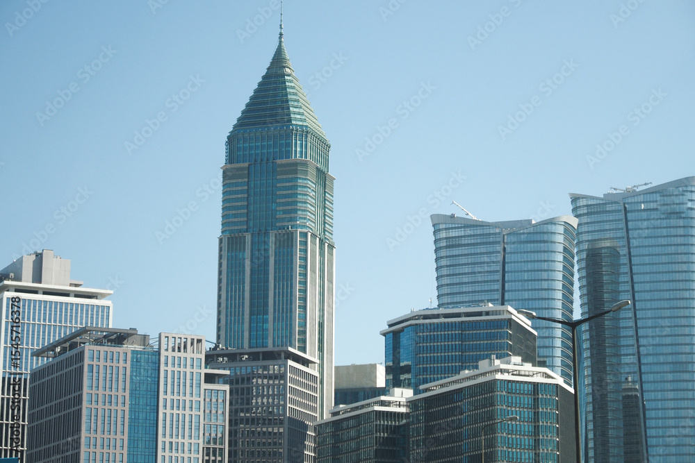 Obraz premium Skyline featuring modern skyscrapers in qatar