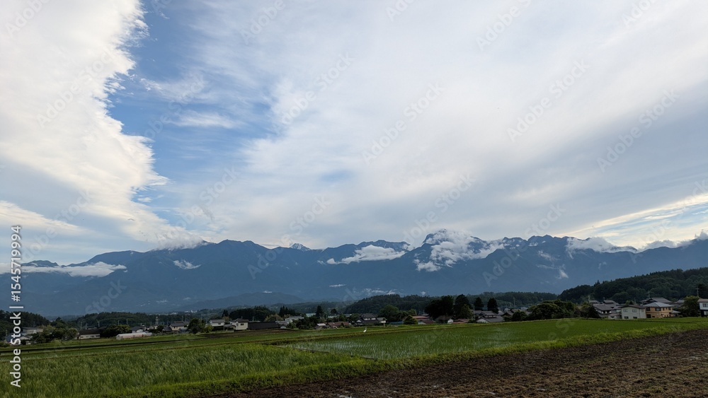 Naklejka premium 山々と雲と空