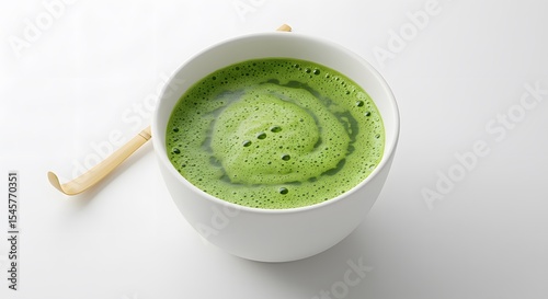 Zachte lichtval belicht heerlijke Matcha thee. AI Generated