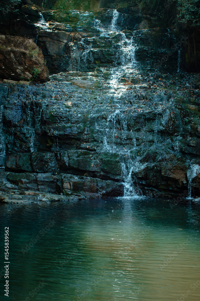 Naklejka premium waterfall and rocks