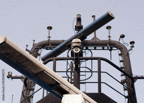 Foto A mast of the offshore support vessel with all the communication antennas, gps, dgps, radio and radar antennas