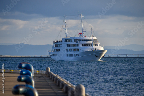 Billede på lærred cruise ship in the harbor