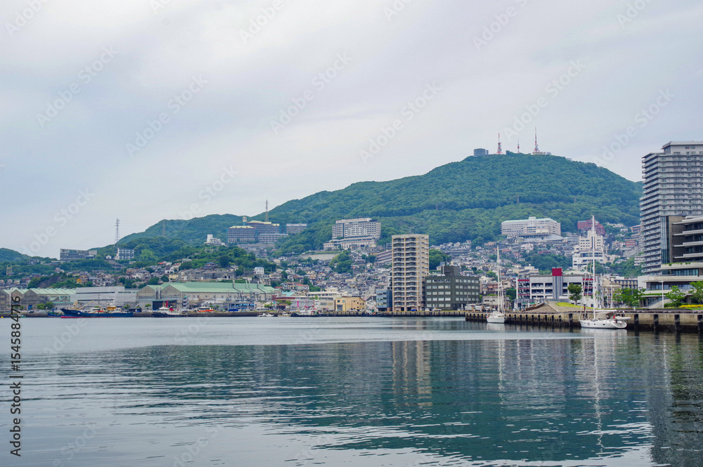 Fototapeta premium 長崎港の岸壁から見る稲佐山と都市景観