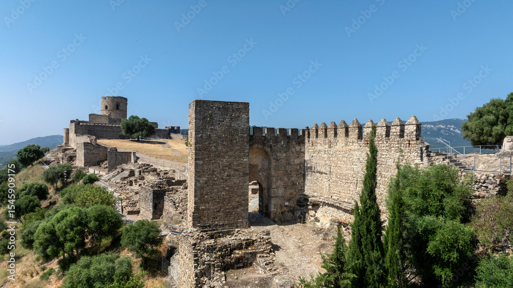Fototapeta premium puerta de entrada al castillo de Jimena de la Frontera, Andalucía