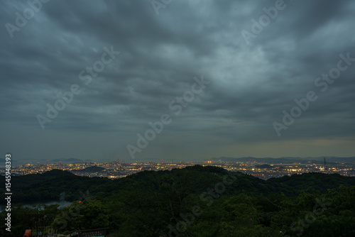 日本の岡山県倉敷市の種松山から見た美しい夜景