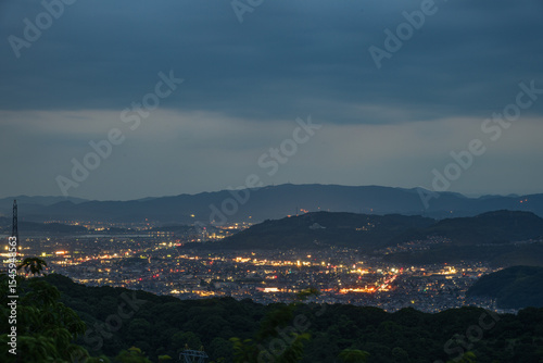 日本の岡山県倉敷市の種松山から見た美しい夜景