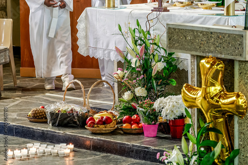 Offrandes et décorations florales lors d'une cérémonie de Première Communion dans une église catholique