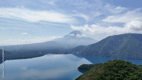 本栖湖、富士山、南アルプスの空撮映像です。本栖湖は富士五湖で一番深く、透明度の高い湖です。