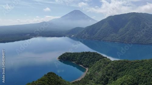 本栖湖、富士山、南アルプスの空撮映像です。本栖湖は富士五湖で一番深く、透明度の高い湖です。