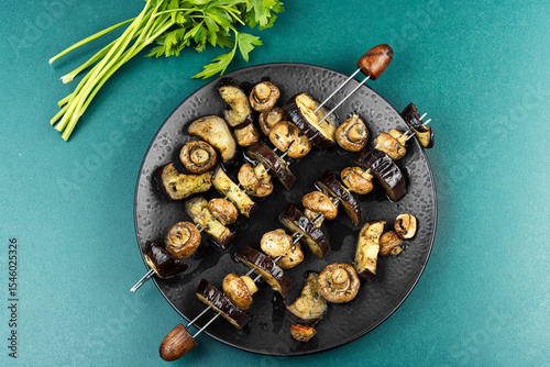 Εκτύπωση καμβά Plate of grilled vegetable skewers, kebabs.