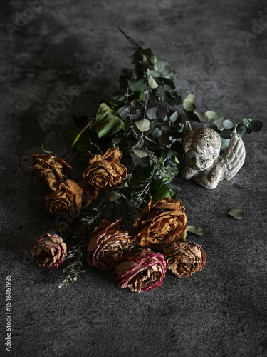 薔薇のドライフラワーと石の天使