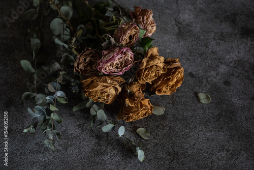 質感のある薔薇のドライフラワー、クローズアップ