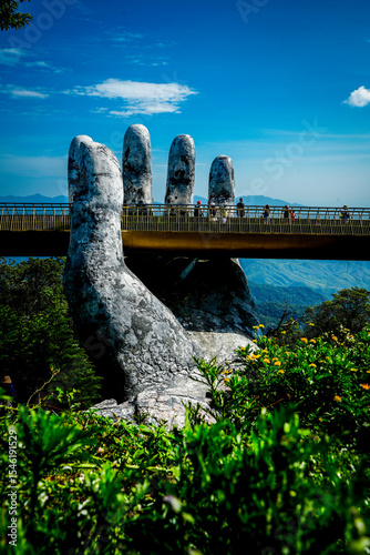 Canvastavla Vietnam's Golden Bridge