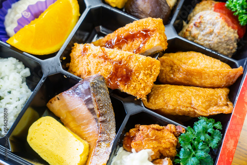 日本で撮影したおいしそうな割子弁当の写真。仕出し弁当。