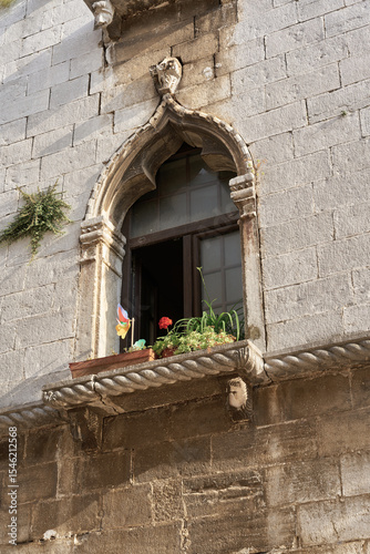 Fenster eines ehemaligen Palastes in der Altstadt von Porec in Kroatien