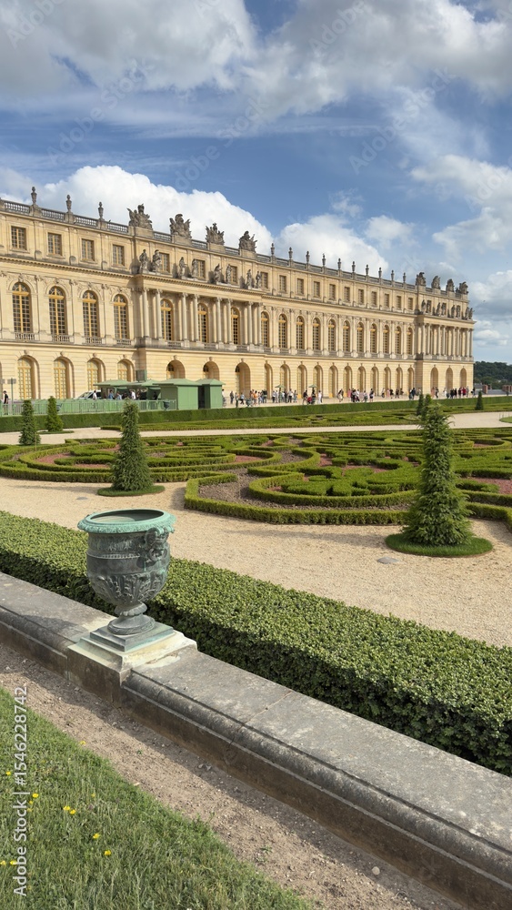Obraz premium Palace of Versailles Exterior View with Gardens