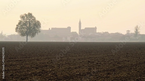 Photos la via Francigena nella pianura padana all'alba vicino a Calendasco