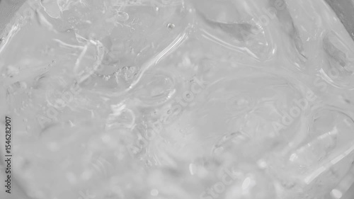 スーパースロー映像：夏の自然の中で、氷が入ったガラスのコップに注がれた炭酸水を撮影