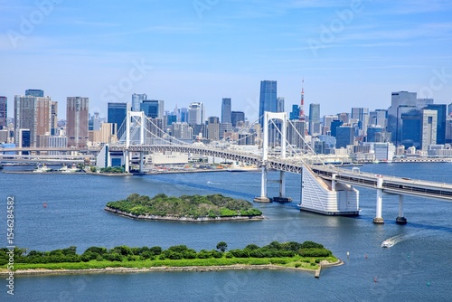 東京都、レインボーブリッジと東京の高層ビル群の俯瞰