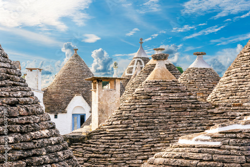 Fotografija Beautiful trulli buildings in Alberobello, Italia