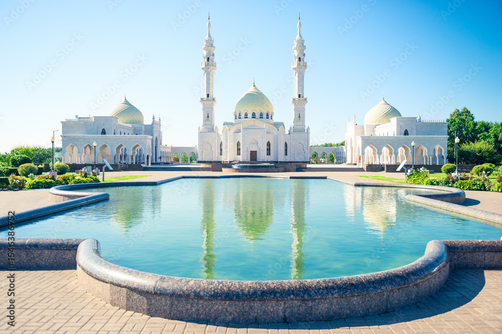 Naklejka premium Beautiful view of white mosque with reflection in water. Russia