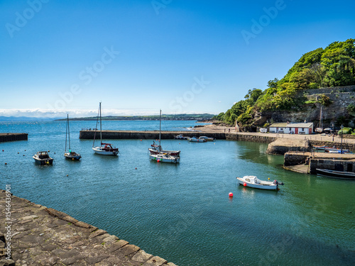 Φωτογραφία Dysart, one of the famous villages on the Fife Coast, and the Harbour Entrance, Fife, Scotland, on a lovely spring day with clear blue sky