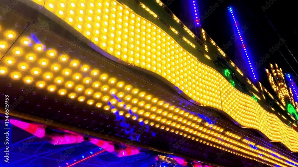Luces de feria atrayente de diversión 