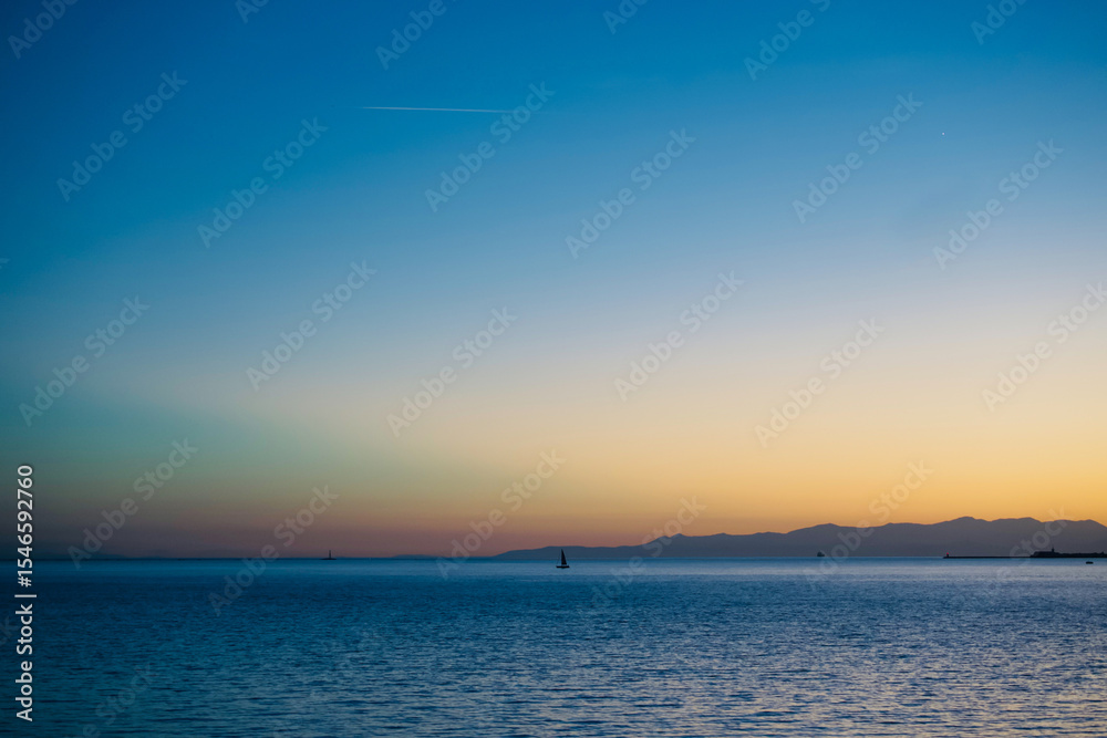 Naklejka premium A serene seascape captured during the golden hour