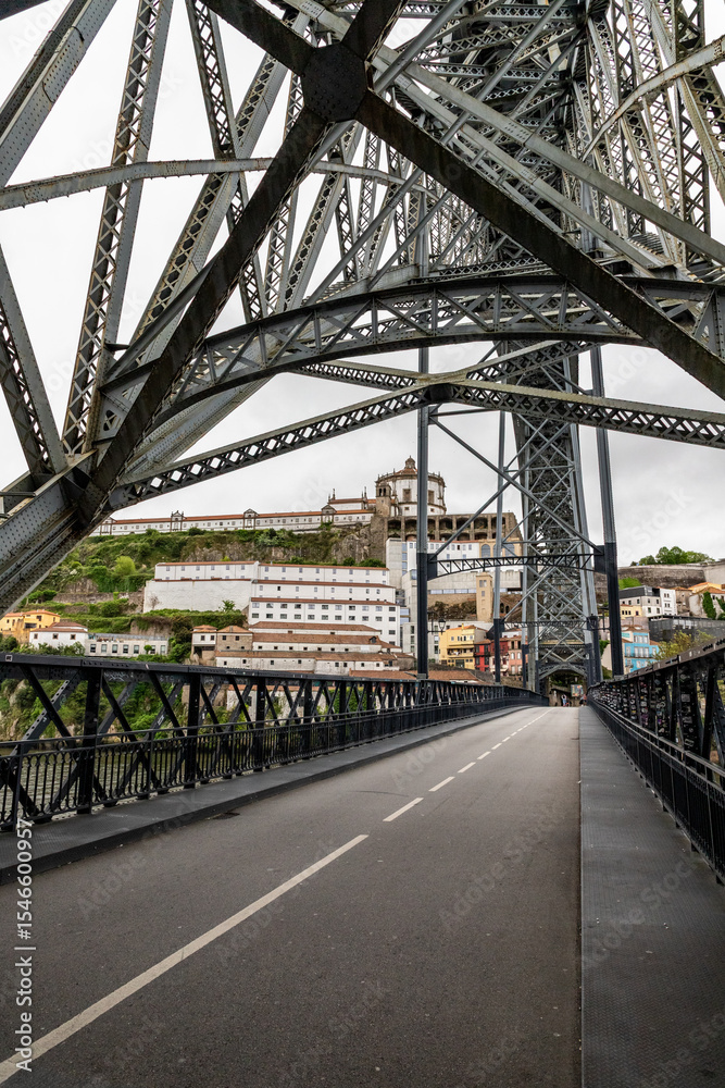 Fototapeta premium Details of Luis I bridge over Douro river
