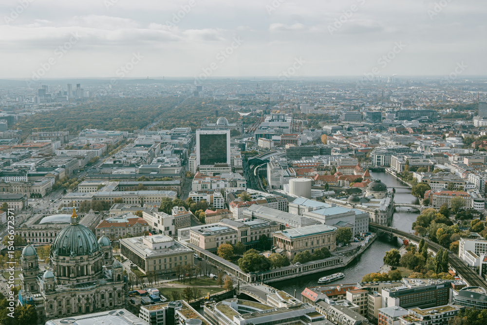 Fototapeta premium Vogelperspektive - Stadtpanorama - Blick vom Berliner Fernsehturm in Richtung Westen auf Berlin Mitte, mit Berliner Dom und Museumsinsel, Berlin, Deutschland