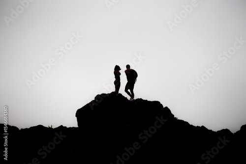 Silhouette homme femme sur rocher a collioure en occitanie France 