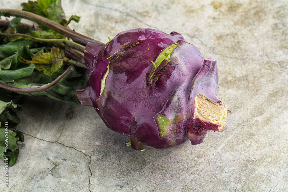 Obraz premium Ripe fresh violet kohlrabi cabbage